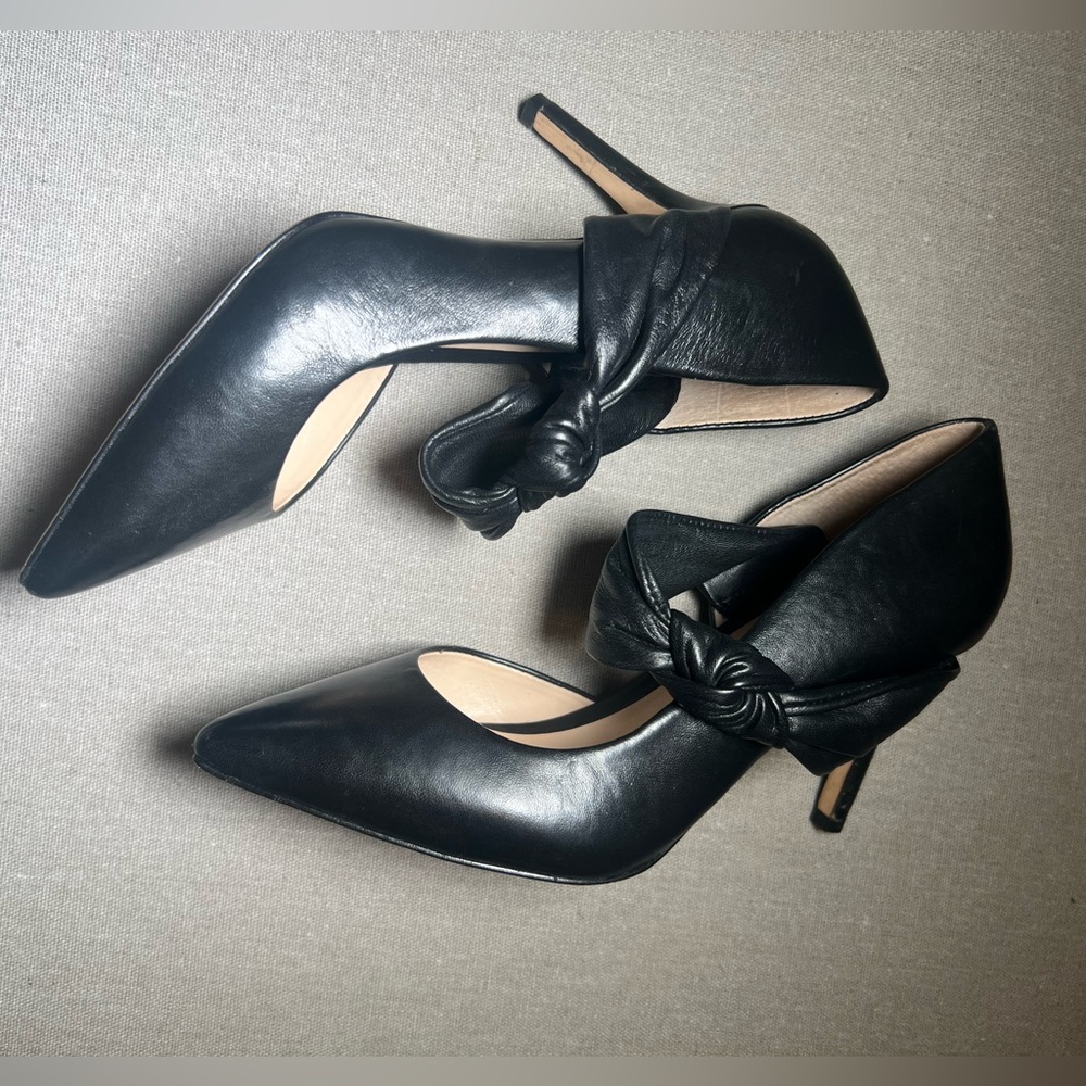 Black leather Nine West pump women’s size 5.